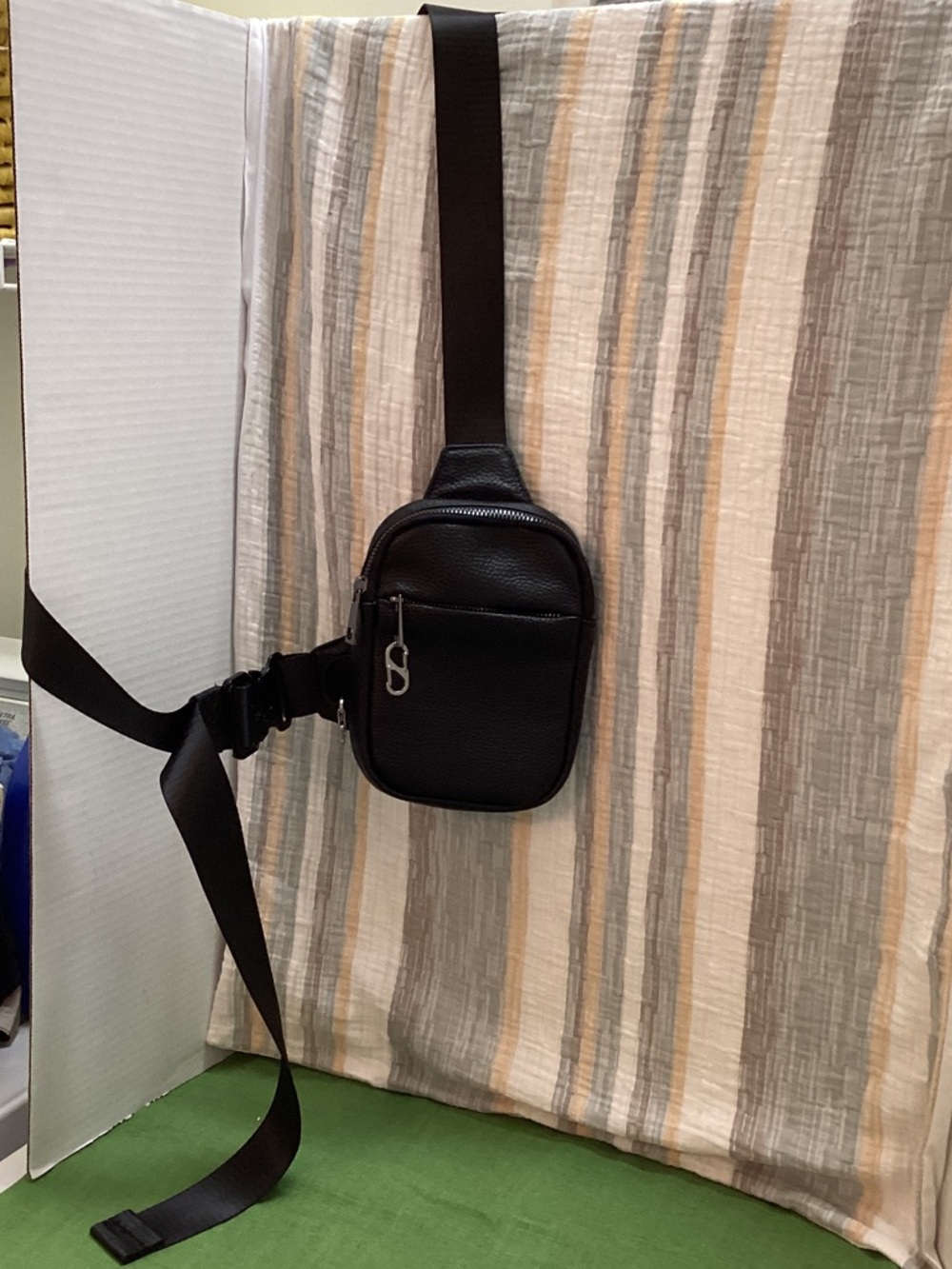 Concept Global leather travel sling bag.
RFID blocking. Anti-theft zipper locks - Picture 4 of 7